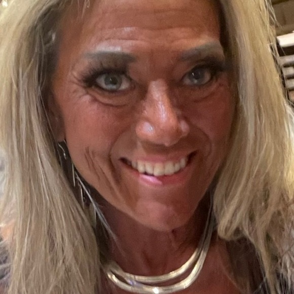 Meet your Posher, Lisa - Picture 2 of 3